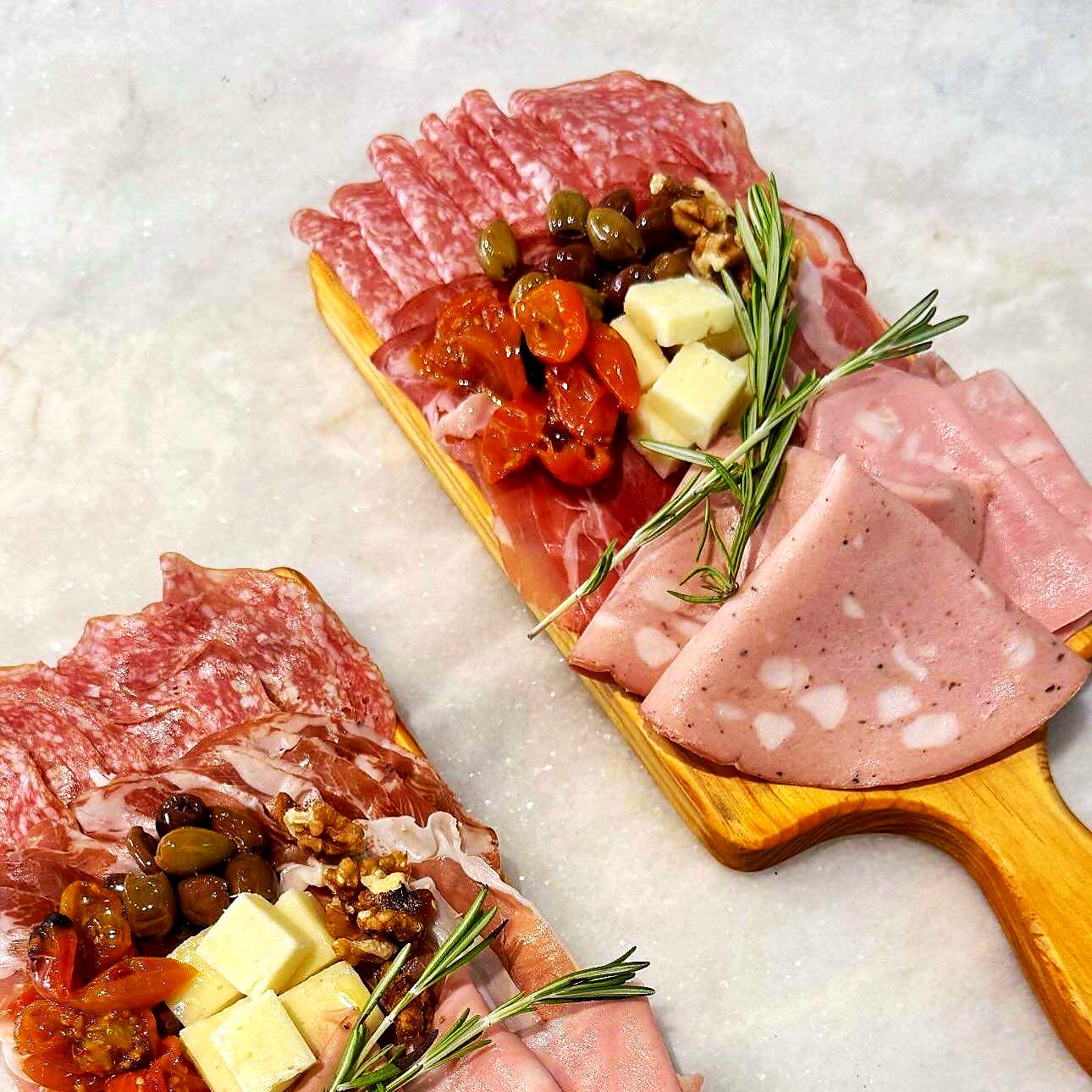 Tábua de antipasto italiano com enchidos, queijo, tomate seco e alecrim