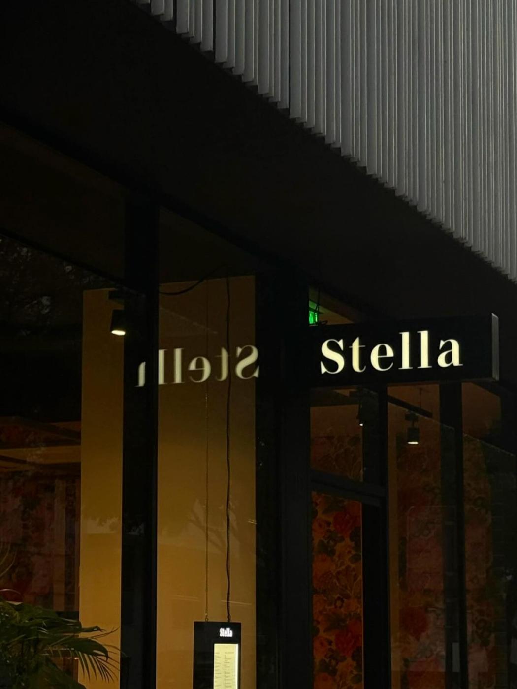 Fachada do Stella na Rua António Enes, à noite
