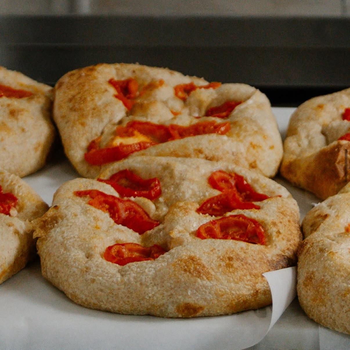 Focaccias de massa mãe com tomate acabadas de sair do forno