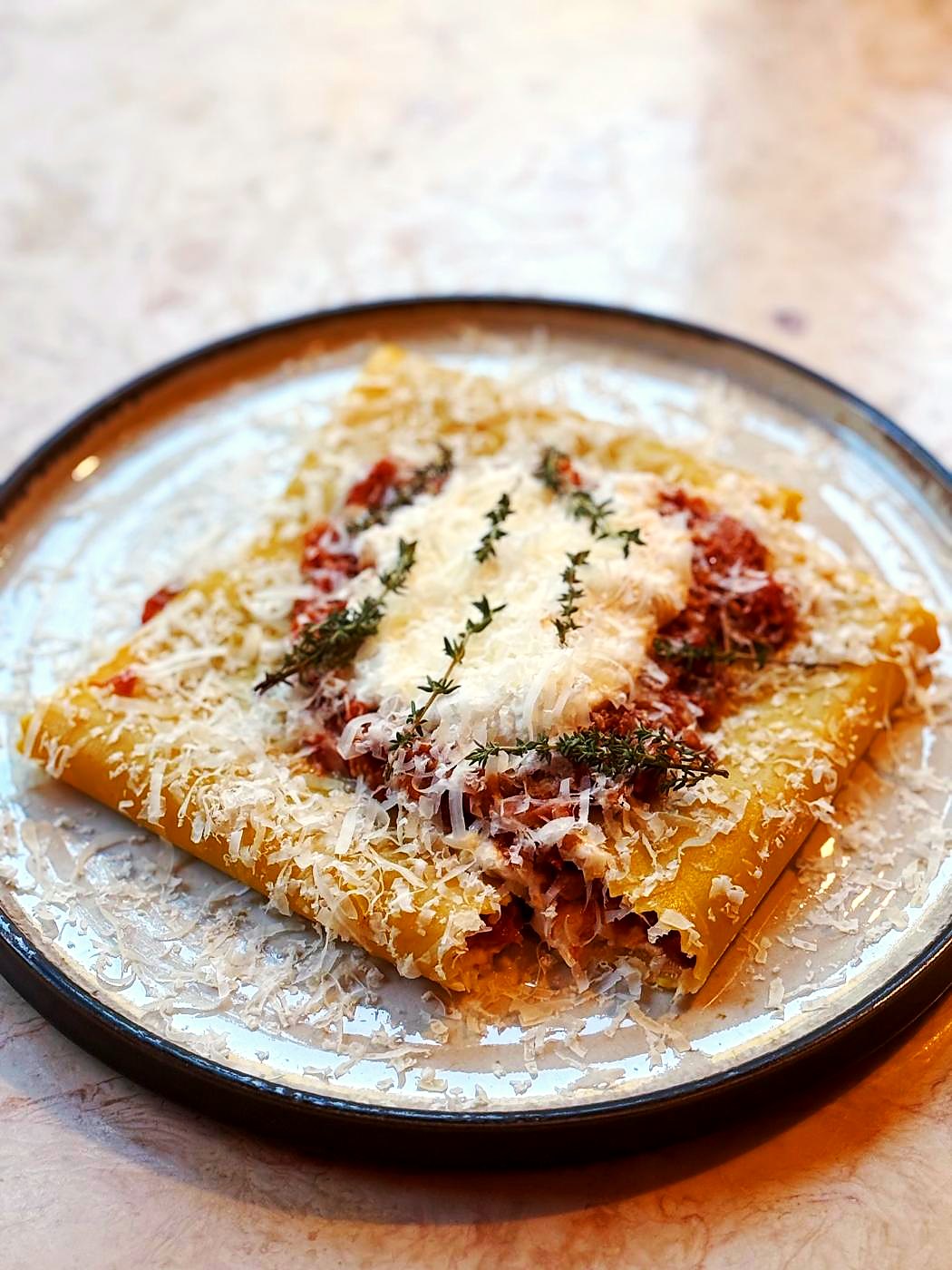 Lasagna aperta com ragù e parmesão
