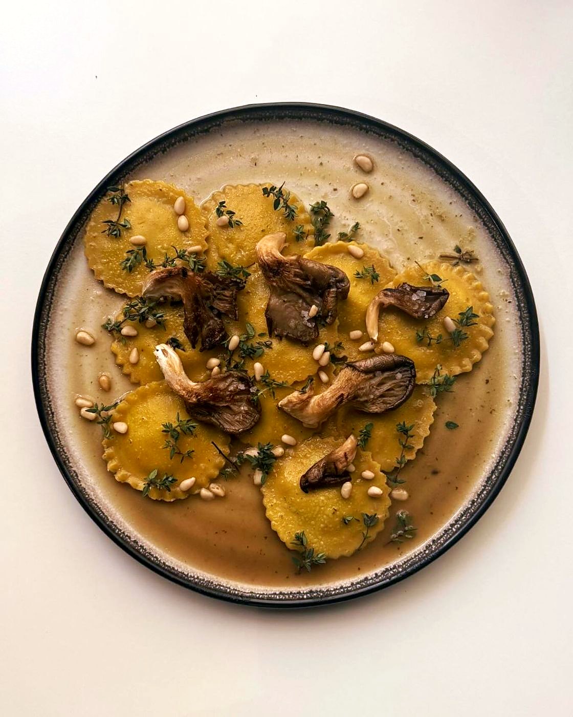 Raviolis com cogumelos porcini e tomilho